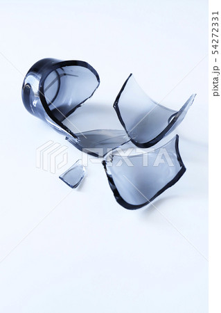 割れたコップ 54272331