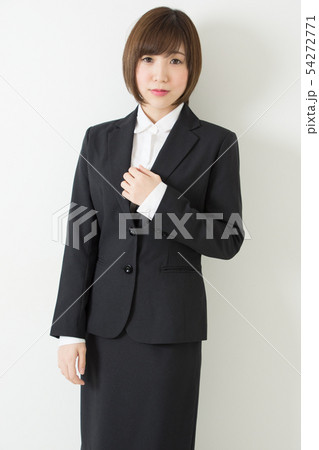 スーツ姿の女性 54272771