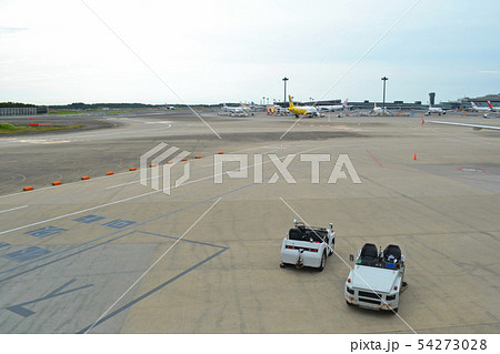 トーイングトラクターと飛行場 54273028