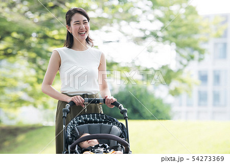 ベビーカーを押す母親 赤ちゃん 公園 散歩 子育て ベビーカーを押す母親 赤ちゃん 公園 散歩 子育て 54273369