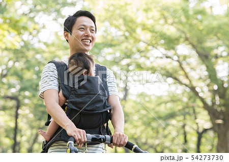 赤ちゃんと父親　公園　散歩　育児　子育て　イクメン　抱っこ 54273730
