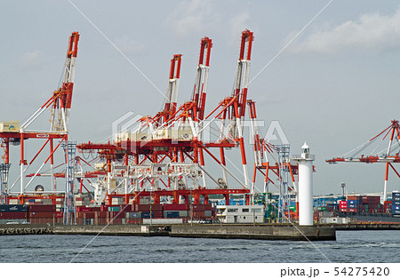 横浜港のコンテナターミナルのクレーン群の写真素材
