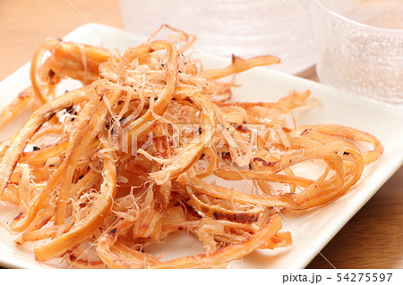 さきいか。奥にガラス製の徳利と猪口。日本酒のおつまみイメージ。 54275597