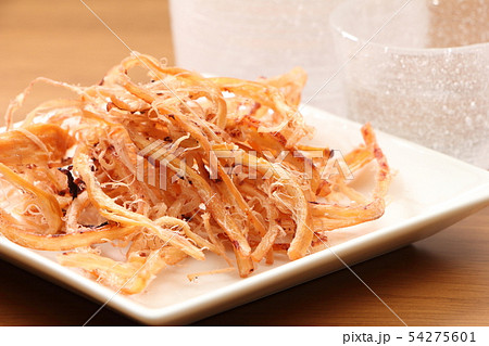 さきいか。奥にガラス製の徳利と猪口。日本酒のおつまみイメージ。 54275601