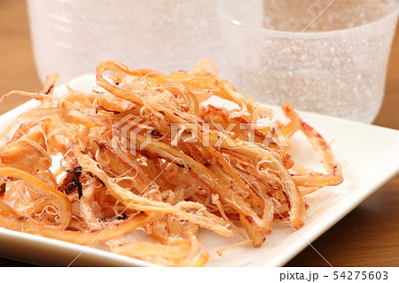 さきいか。奥にガラス製の徳利と猪口。日本酒のおつまみイメージ。 54275603