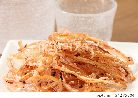 さきいか。奥にガラス製の徳利と猪口。日本酒のおつまみイメージ。 54275604