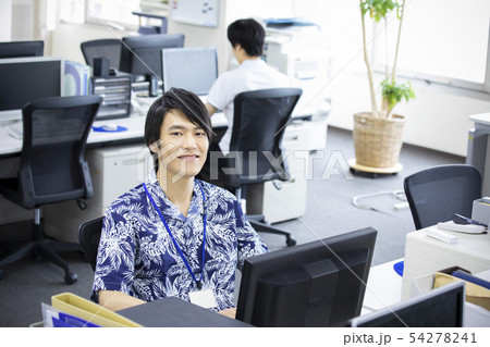 アロハシャツで勤務するビジネスマン 54278241