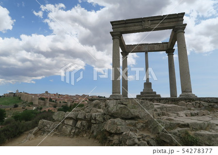 クアトロ・ポステスから眺めた「聖女テレサが生まれた城壁の街アビラ」 54278377