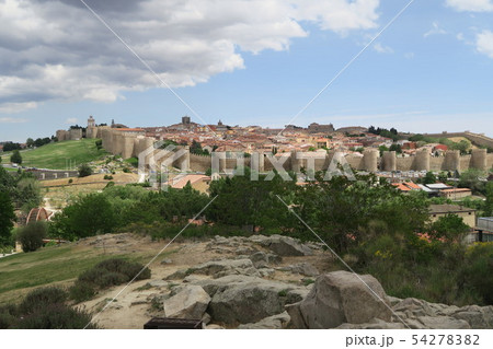 クアトロ・ポステスから眺めた「聖女テレサが生まれた城壁の街アビラ」 54278382