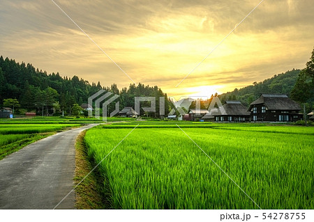 夏の農村風景 (荻ノ島環状集落の夕暮れ) 夏の農村風景 (荻ノ島環状集落の夕暮れ) 54278755