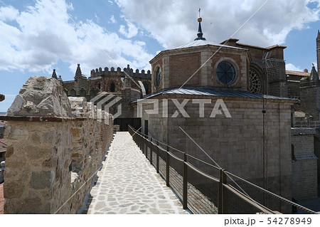 城壁と一体化した城塞都市アビラのカテドラル 54278949