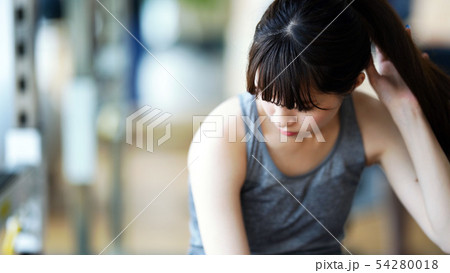 ジムで休憩する女性 ジムで休憩する女性 54280018