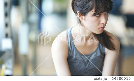 ジムで休憩する女性 54280019