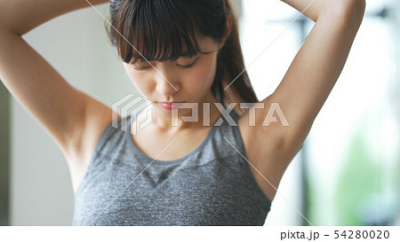 髪を結ぶ女性の写真素材