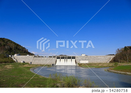 大量放水中の春の当別ダム 54280758