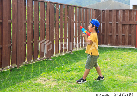 子供 男の子 庭 遊び 水鉄砲の写真素材