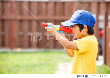 子供 男の子 庭 遊び 水鉄砲 子供 男の子 庭 遊び 水鉄砲 54281436