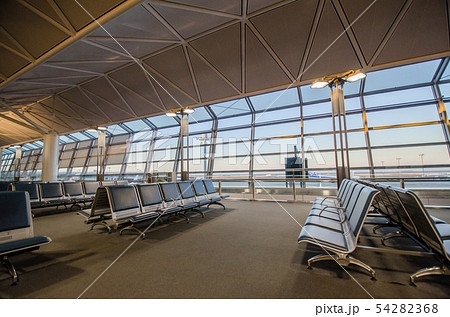 夜明け前の中部国際空港出発ロビー 54282368