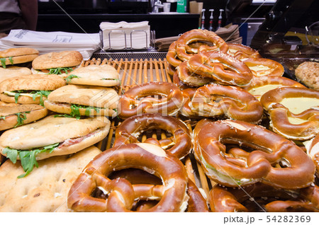 ベーカリーに並ぶパン、サンドウィッチ 54282369