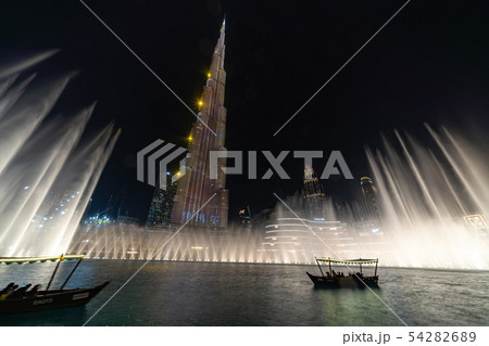 ドバイ・ブルジュ・ハリファの世界一の噴水ショー 54282689
