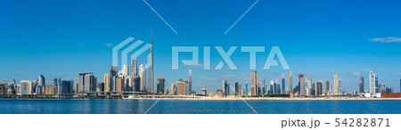 【ドバイ都市風景】ブルジュ・ハリファと都市風景の大パノラマ 54282871