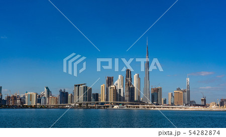 【ドバイ都市風景】ブルジュ・ハリファと都市風景　日中　パノラマ 54282874