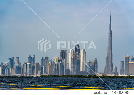 【ドバイ都市風景】ブルジュ・ハリファと都市風景　日中　パノラマ 54282900