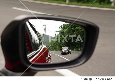 ドアミラー　ドアミラーに映る車 54283382