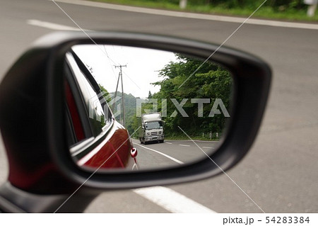 ドアミラー　ドアミラーに映るトラック 54283384