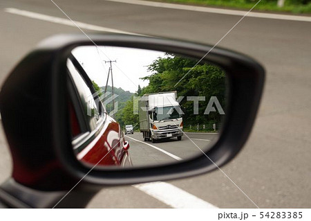 ドアミラー　ドアミラーに映るトラック 54283385