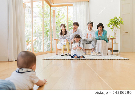 三世代家族 赤ちゃん リビング マイホームの写真素材