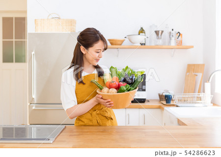 若い女性、キッチン、野菜 若い女性、キッチン、野菜 54286623