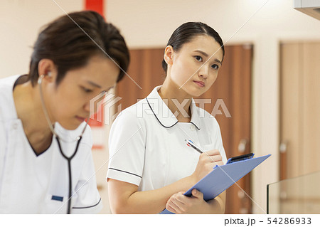 白衣 女性  54286933