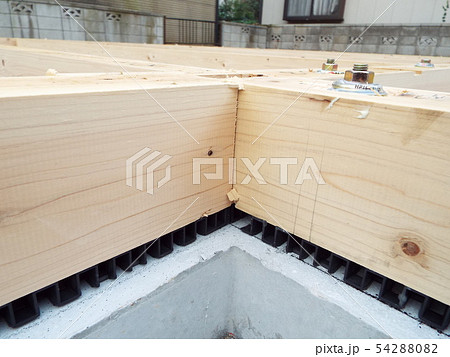 基礎パッキンが土台の腐朽を防ぎ床下換気を行います 基礎パッキンが土台の腐朽を防ぎ床下換気を行います 54288082