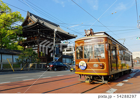 広隆寺前を通過中の路面電車 54288297
