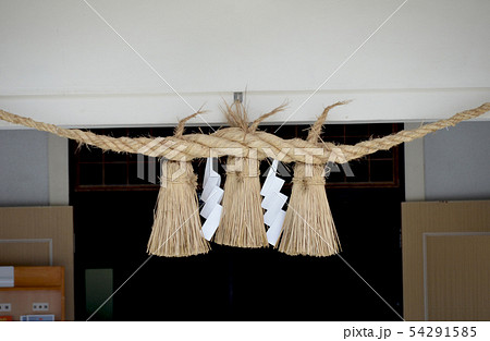 神社正面の注連縄（しめなわ） 54291585