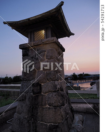 黄昏時の七理の渡しの常夜灯 黄昏時の七理の渡しの常夜灯 54291713