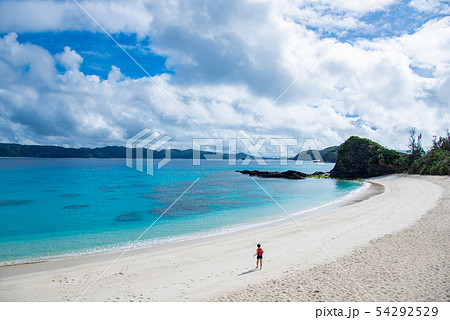 沖縄 古座間味ビーチでシュノーケリングに向かう女性 沖縄 古座間味ビーチでシュノーケリングに向かう女性 54292529