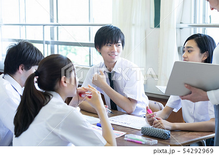 学生　グループワーク　英会話 54292969
