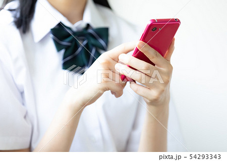 女子高生 スマホ 手元の写真素材