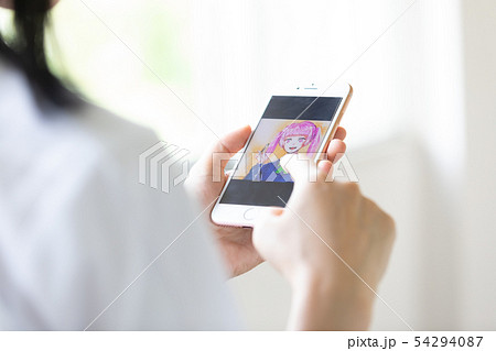 スマホでイラストを描く女子高生の写真素材