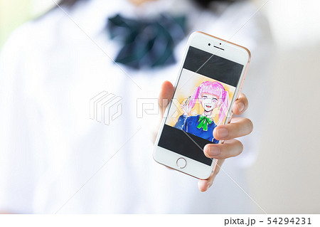 スマホでイラストを描く女子高生の写真素材 スマホでイラストを描く女子高生の写真素材