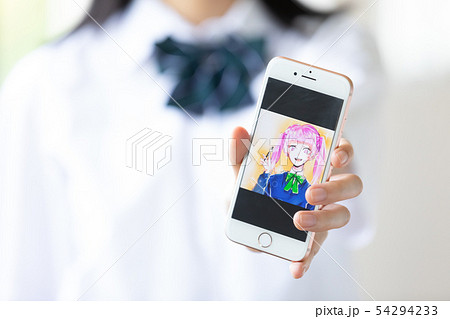 スマホでイラストを描く女子高生の写真素材