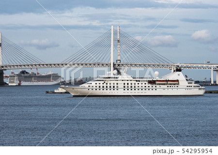 横浜港山下ふ頭を出港するスターレジェンド 54295954