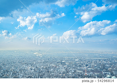 東京の都市風景　空　天空　雲　空と雲と大都会　建造物　ビル群　ビジネス　コピースペース　背景素材 54296814