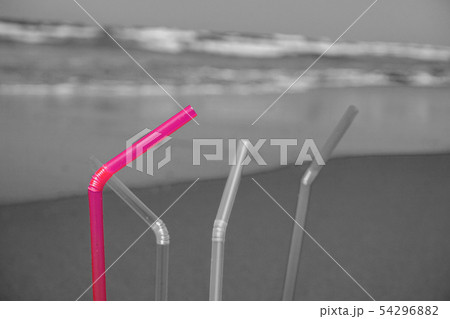 砂浜にあるプラスストロー　海洋汚染のイメージ	 54296882