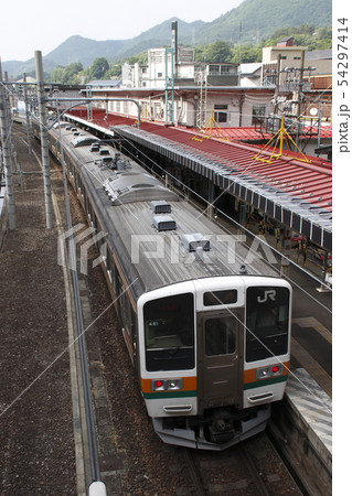 水上駅に停車中の上越線211系 54297414