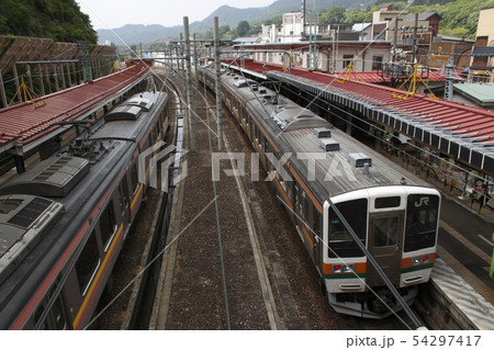 水上駅に停車中の上越線211系 54297417