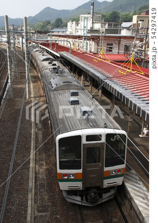 水上駅に停車中の上越線211系 54297419