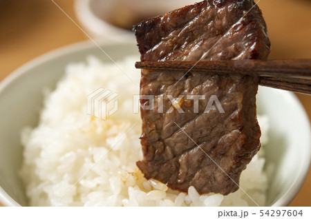 白いごはんと焼肉(ニンニク醤油タレ) 白いごはんと焼肉(ニンニク醤油タレ) 54297604